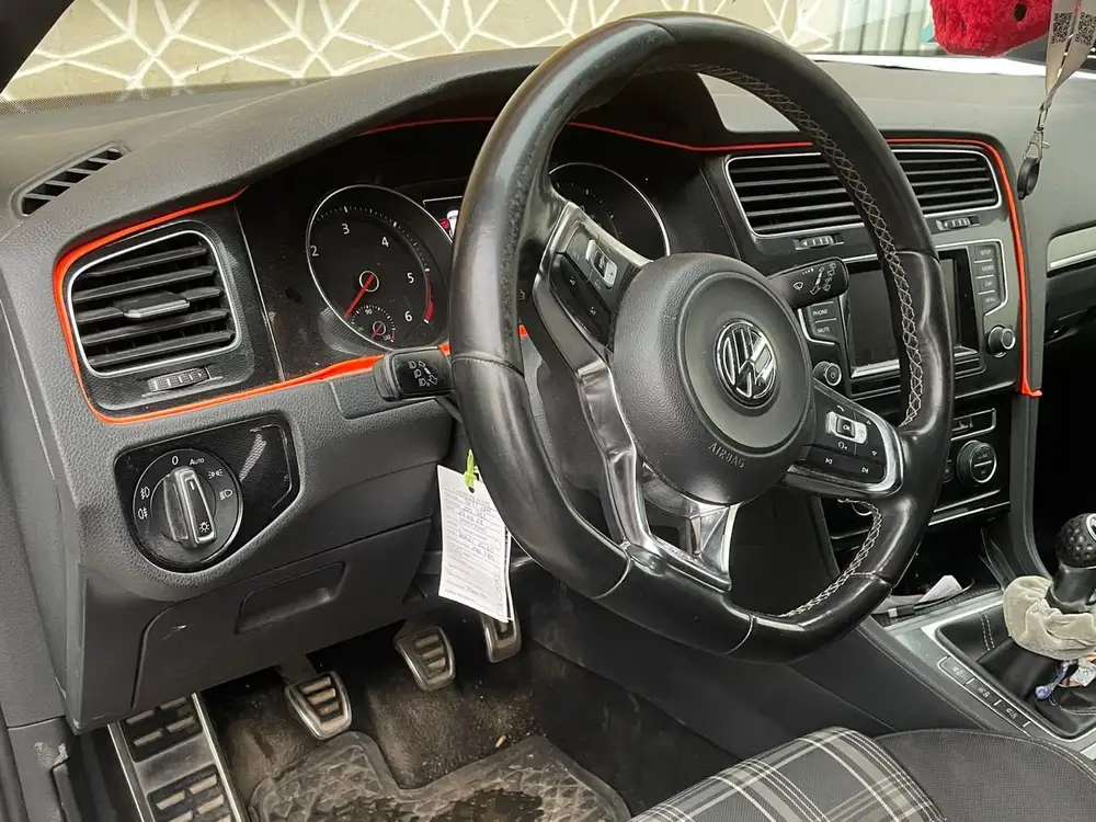 VOLKSWAGEN golf