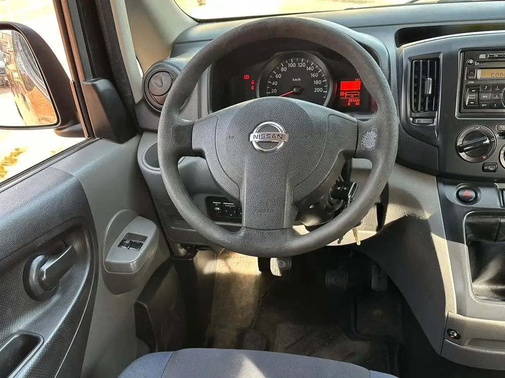 NISSAN nv200