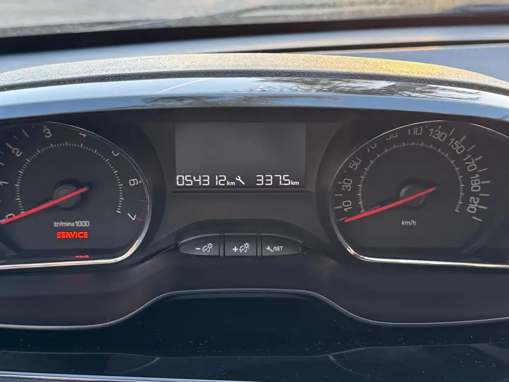 PEUGEOT 208