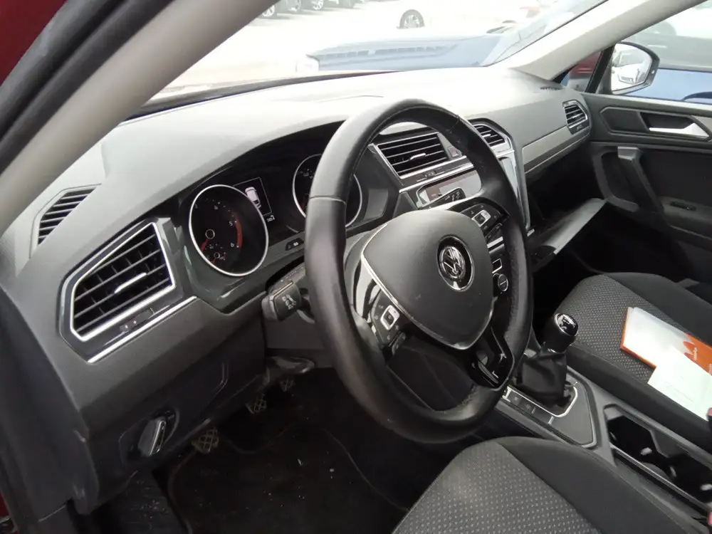 VOLKSWAGEN tiguan