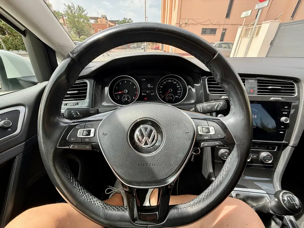 VOLKSWAGEN golf