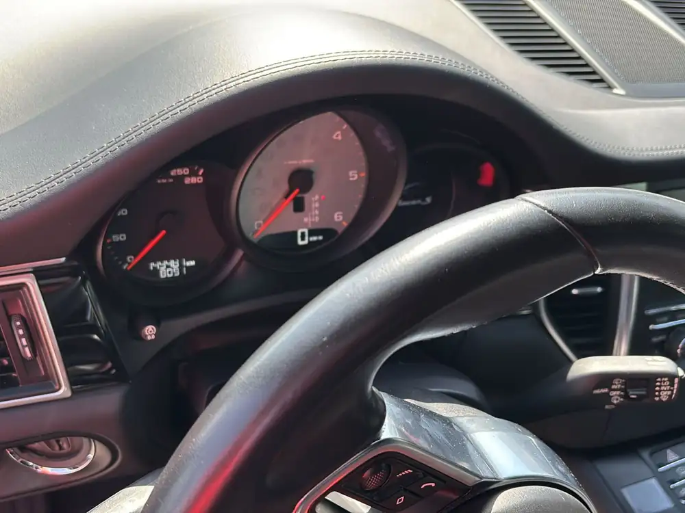 PORSCHE macan