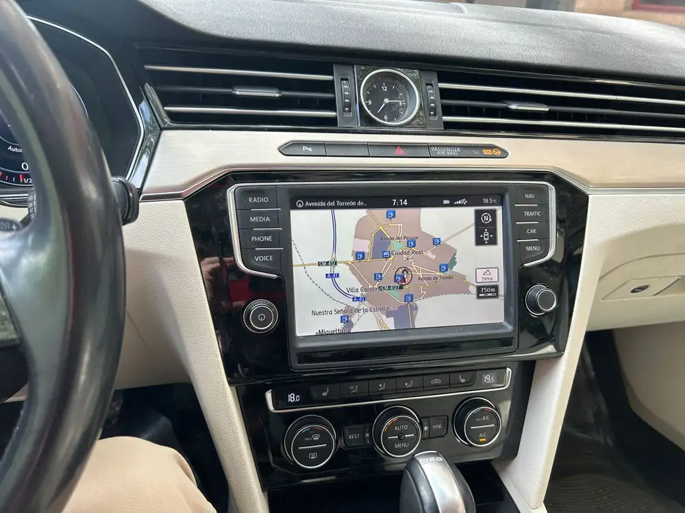 VOLKSWAGEN passat