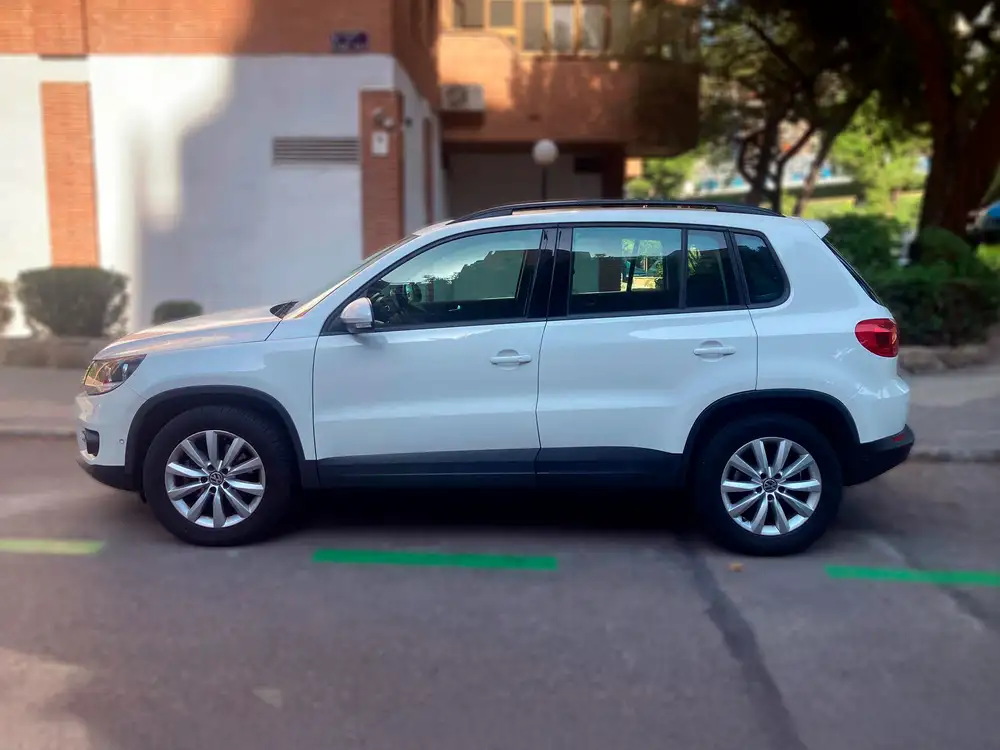 VOLKSWAGEN tiguan