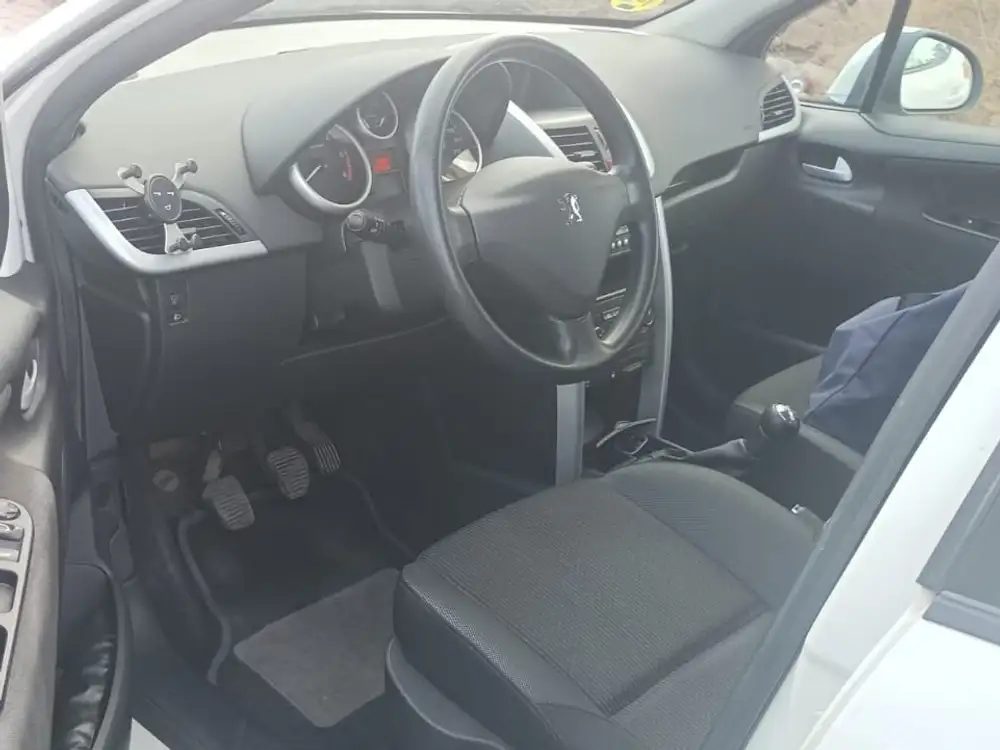 PEUGEOT 207