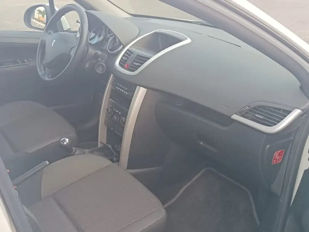 PEUGEOT 207