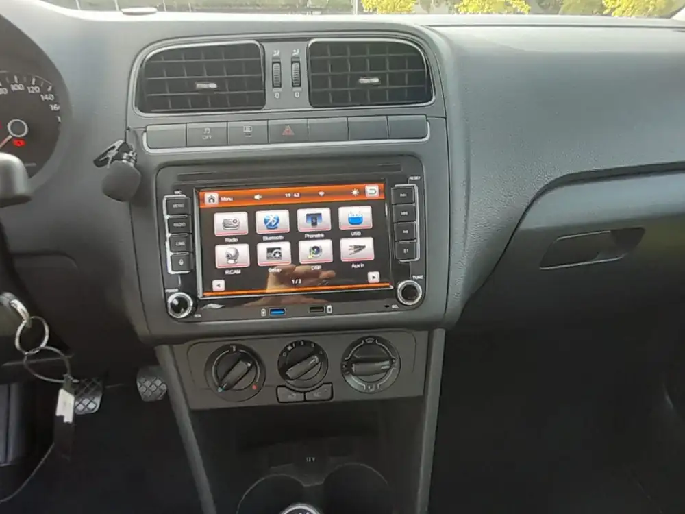 VOLKSWAGEN polo