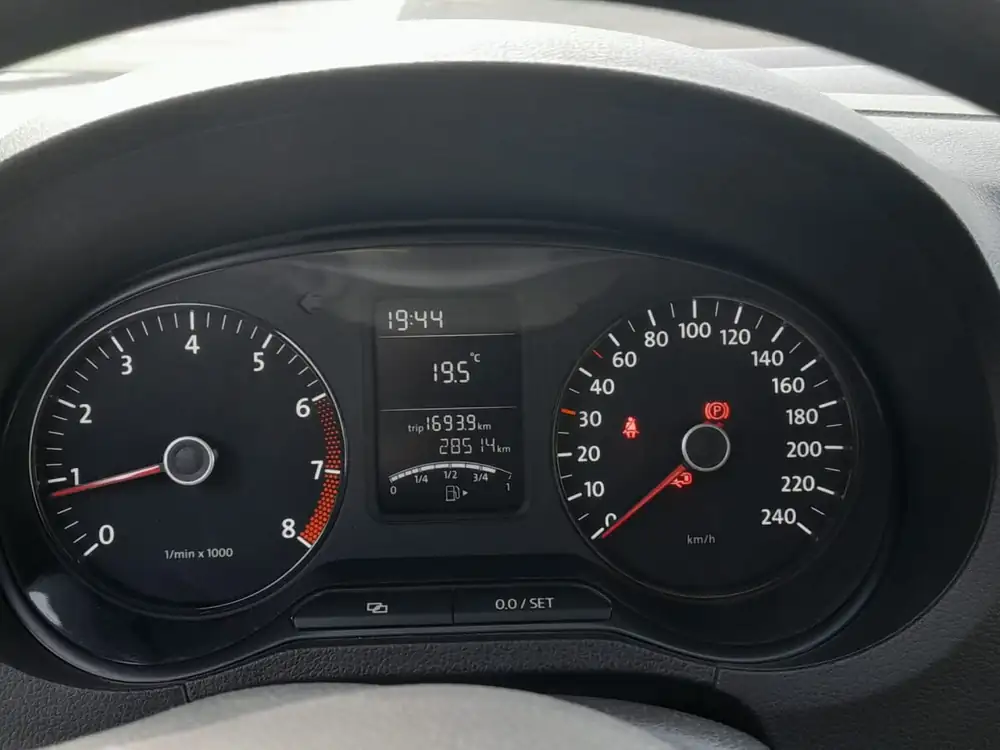 VOLKSWAGEN polo