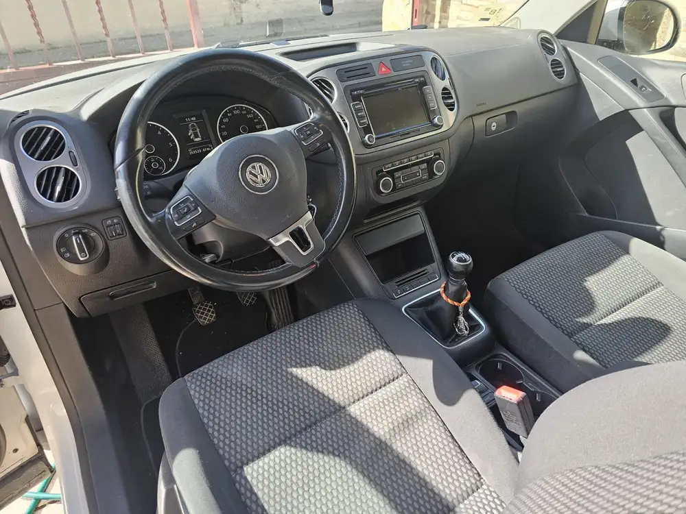 VOLKSWAGEN tiguan