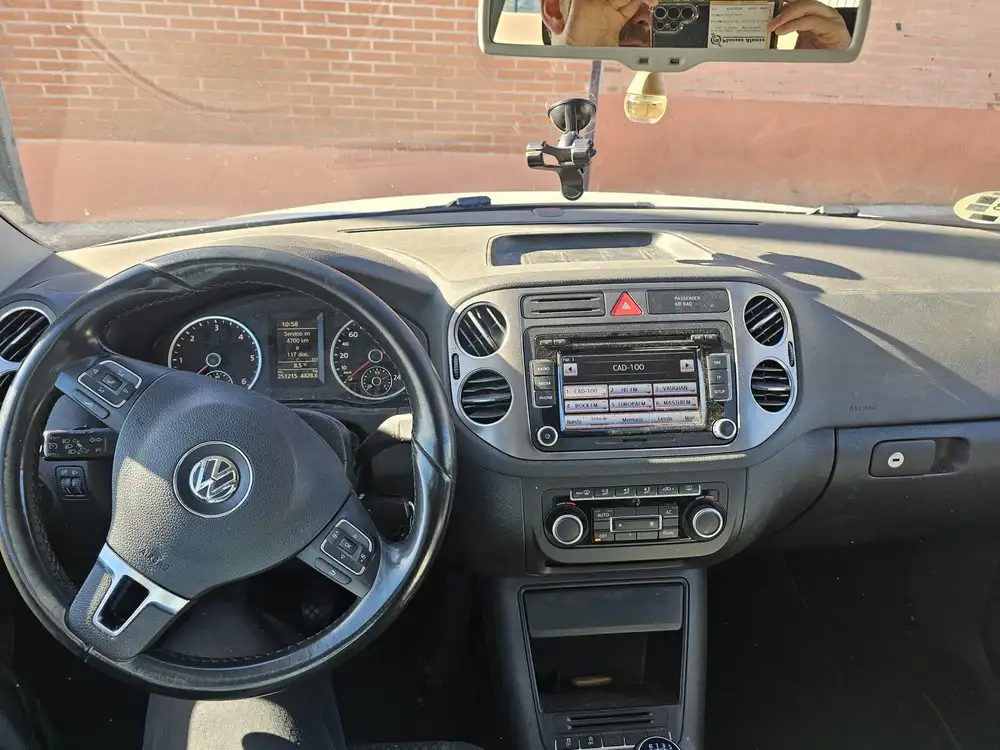 VOLKSWAGEN tiguan