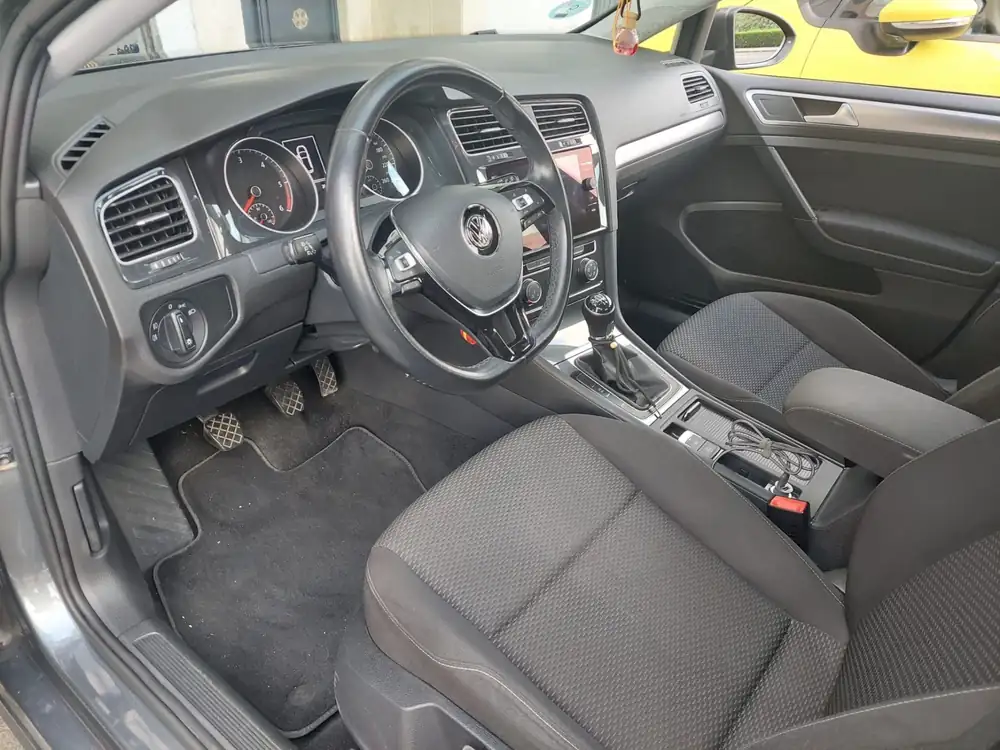VOLKSWAGEN golf