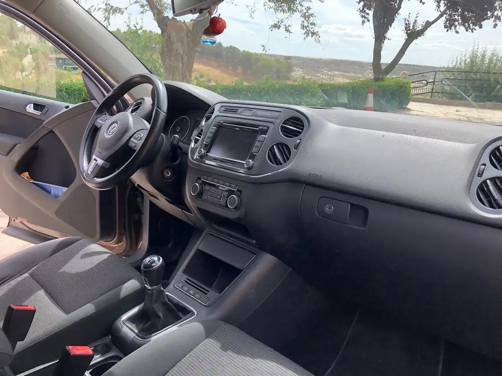VOLKSWAGEN tiguan