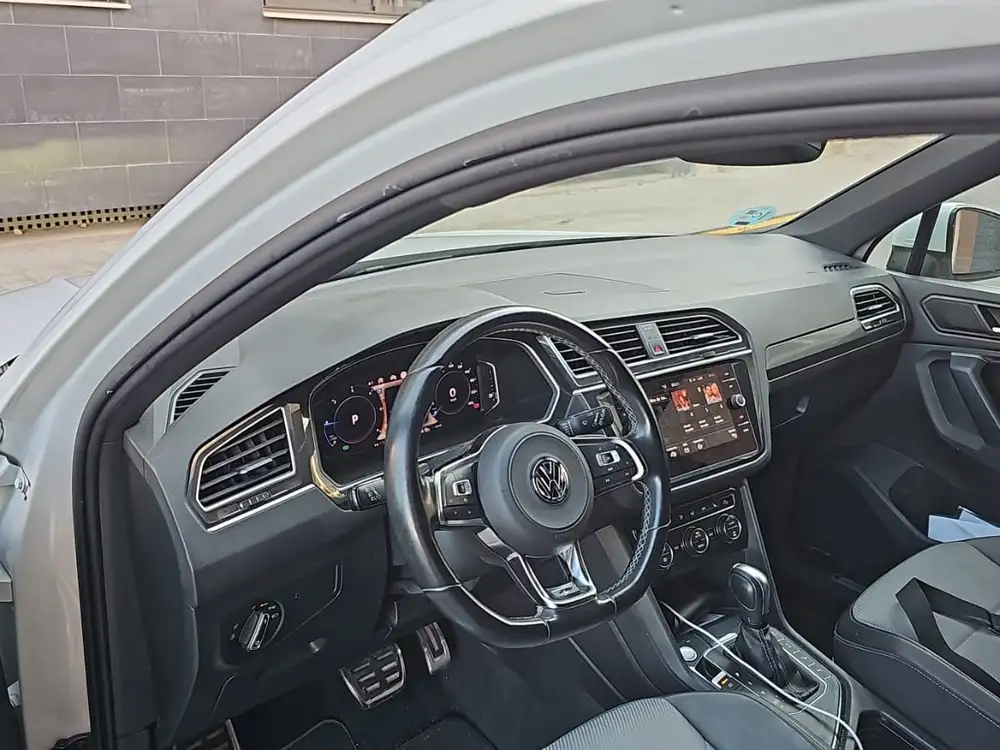 VOLKSWAGEN tiguan