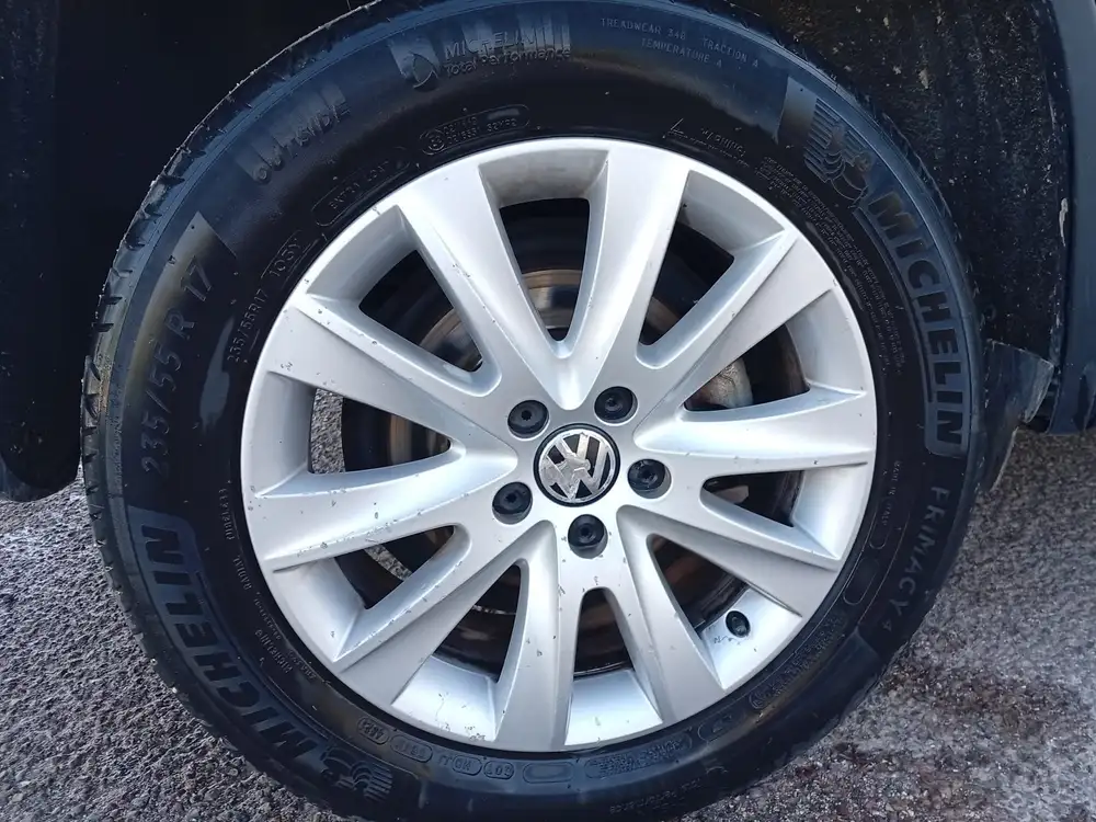VOLKSWAGEN tiguan