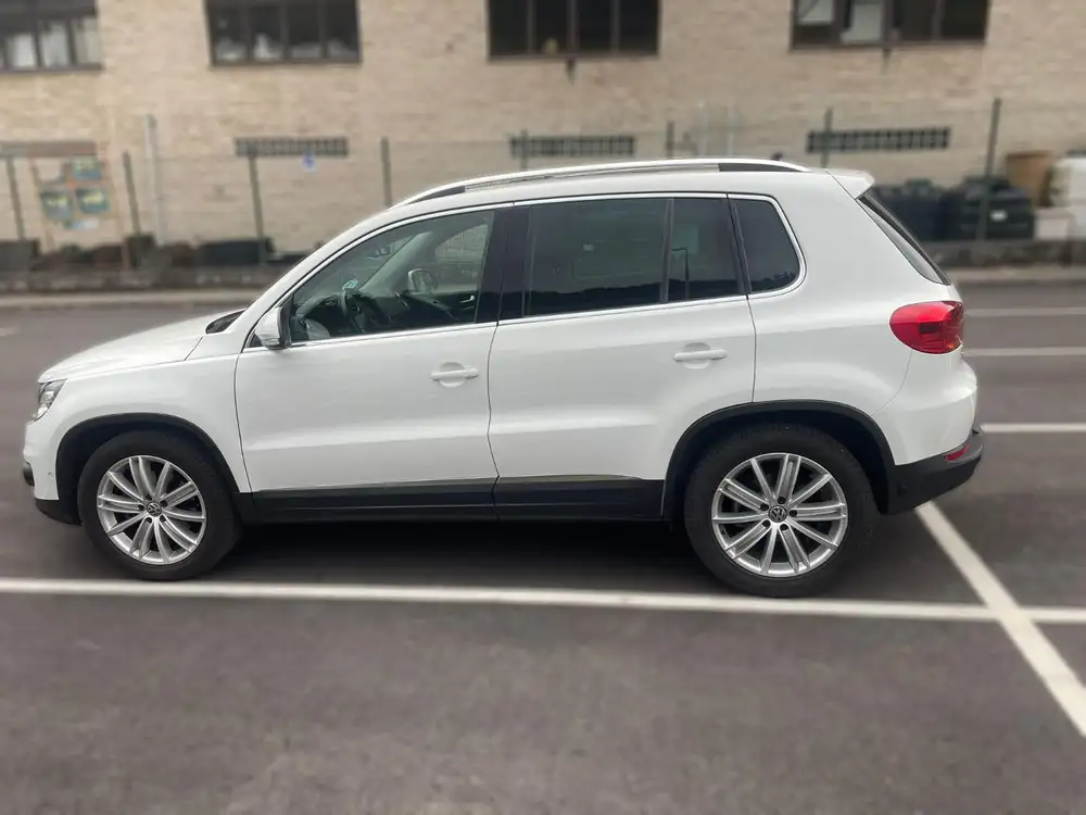 VOLKSWAGEN tiguan
