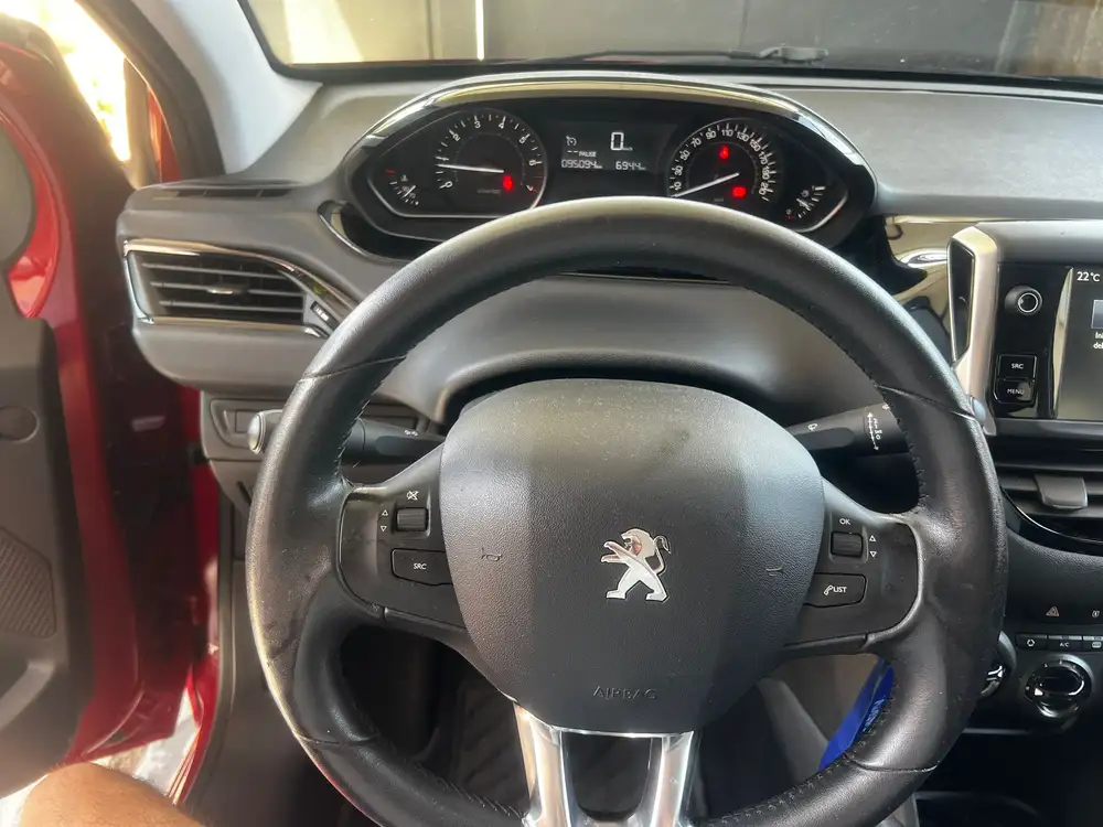 PEUGEOT 208