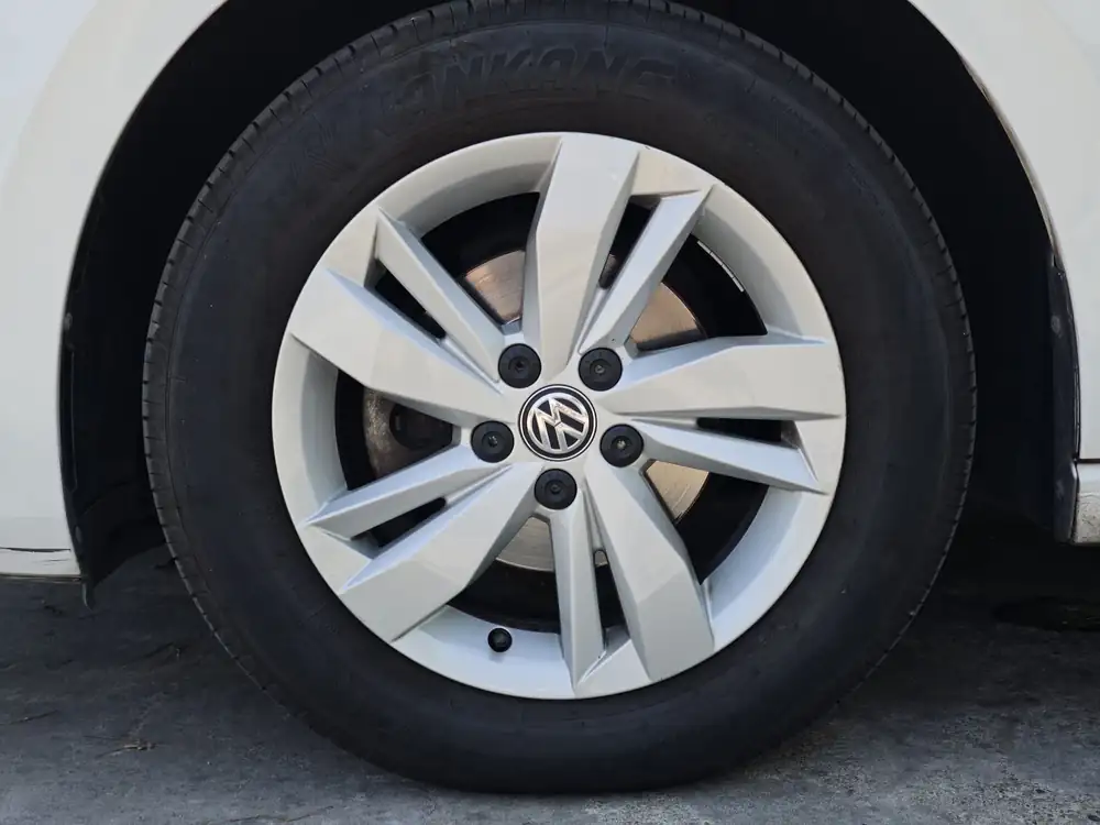 VOLKSWAGEN polo
