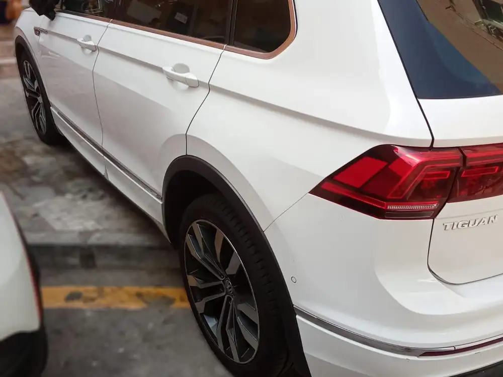 VOLKSWAGEN tiguan