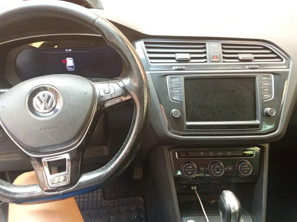 VOLKSWAGEN tiguan
