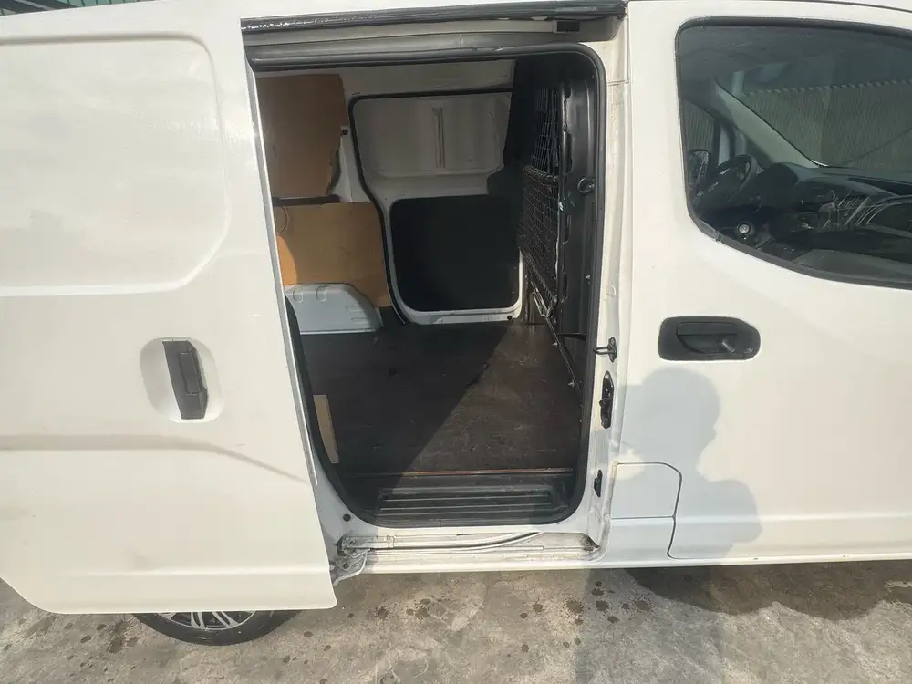 NISSAN nv200