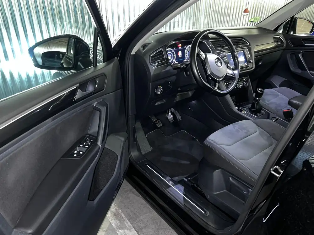 VOLKSWAGEN tiguan