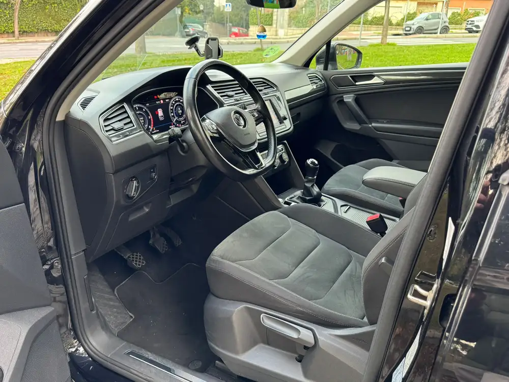 VOLKSWAGEN tiguan