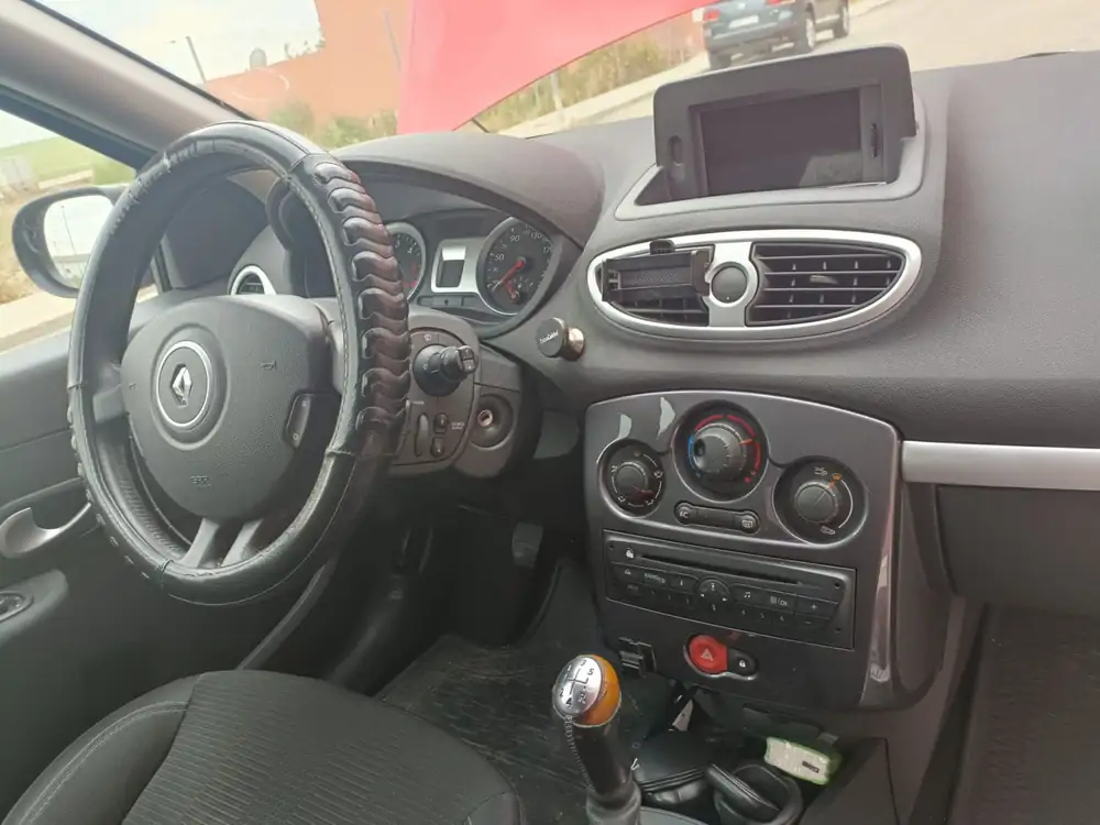 RENAULT clio