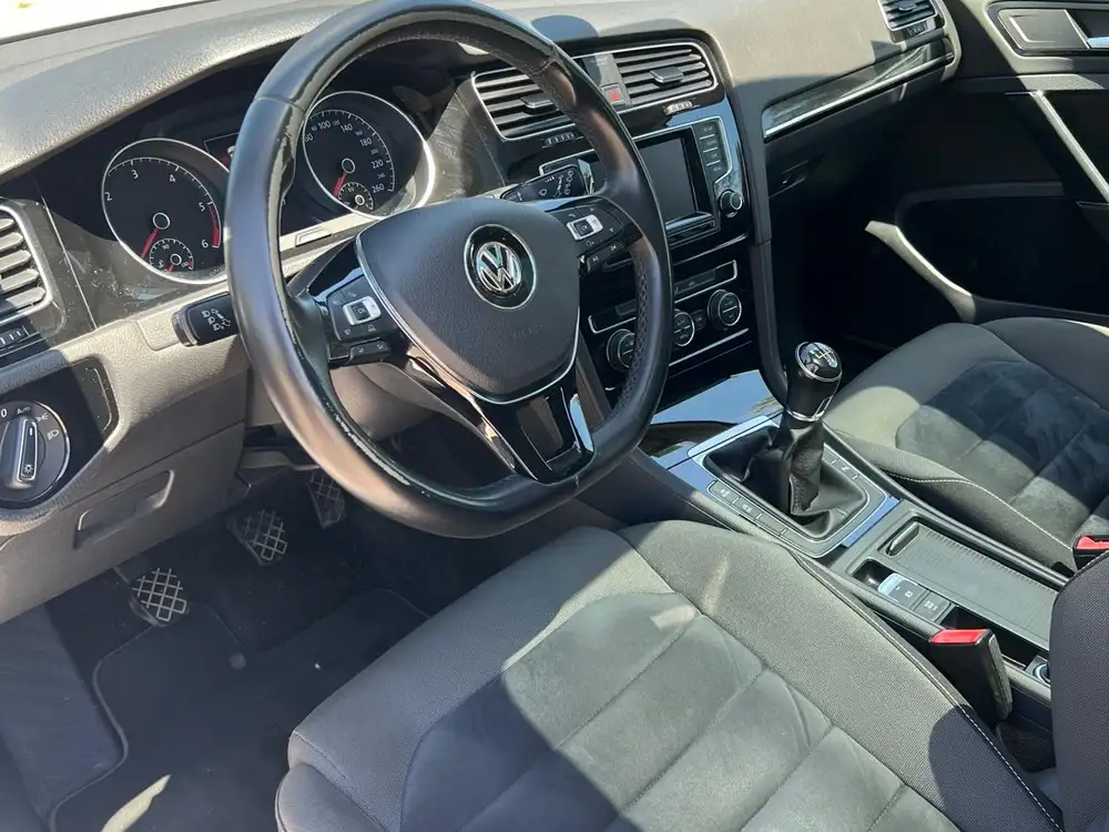 VOLKSWAGEN golf