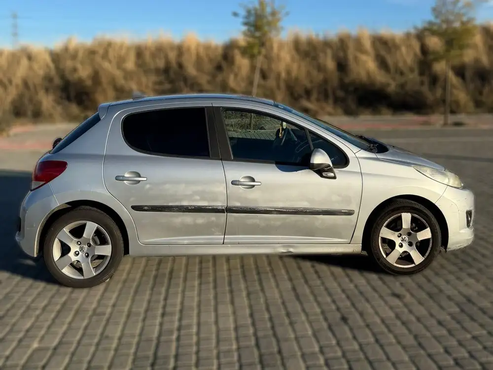 PEUGEOT 207
