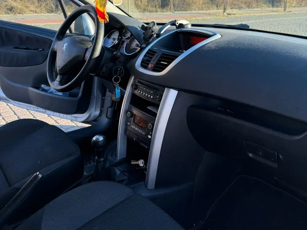 PEUGEOT 207