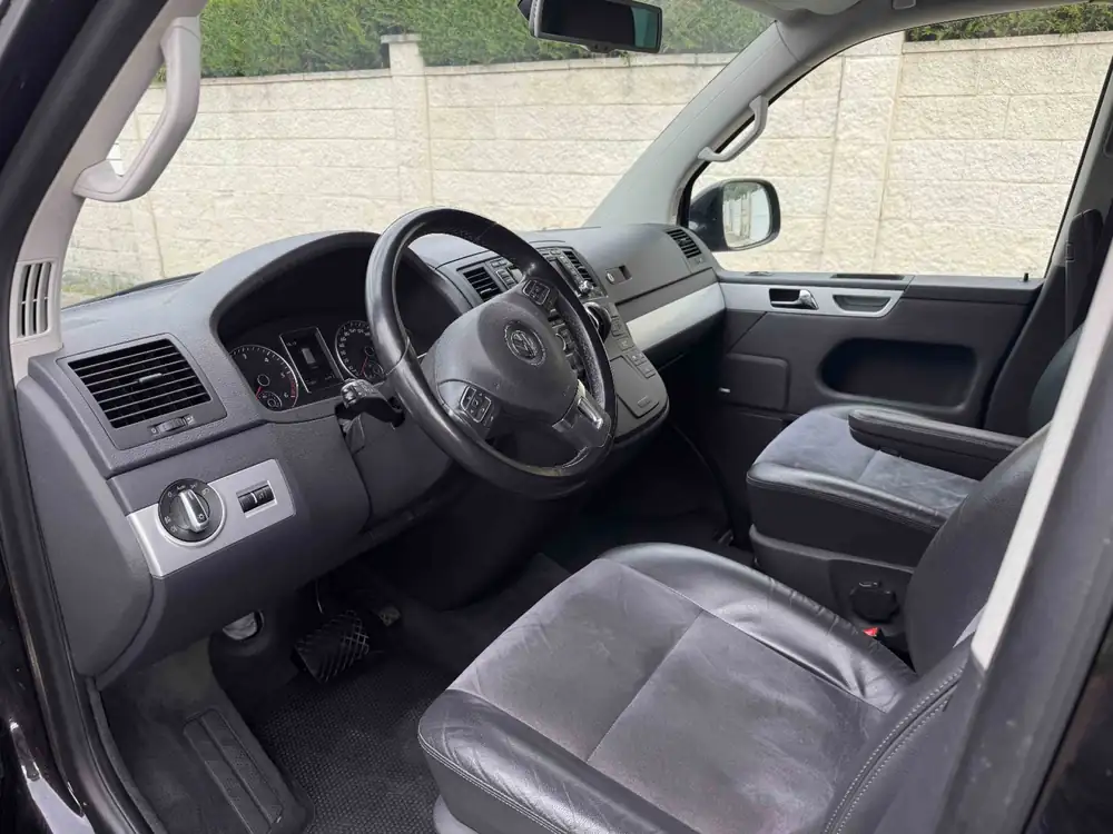 VOLKSWAGEN multivan