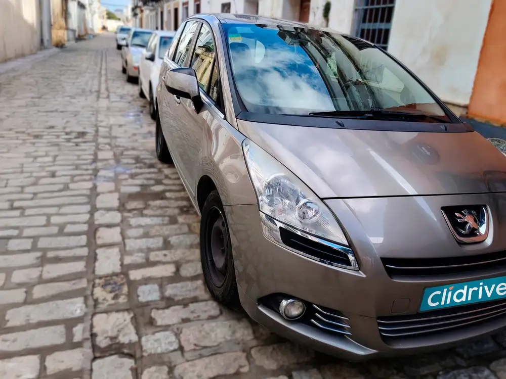 PEUGEOT 5008