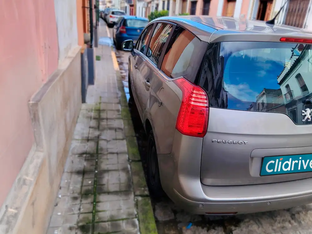 PEUGEOT 5008