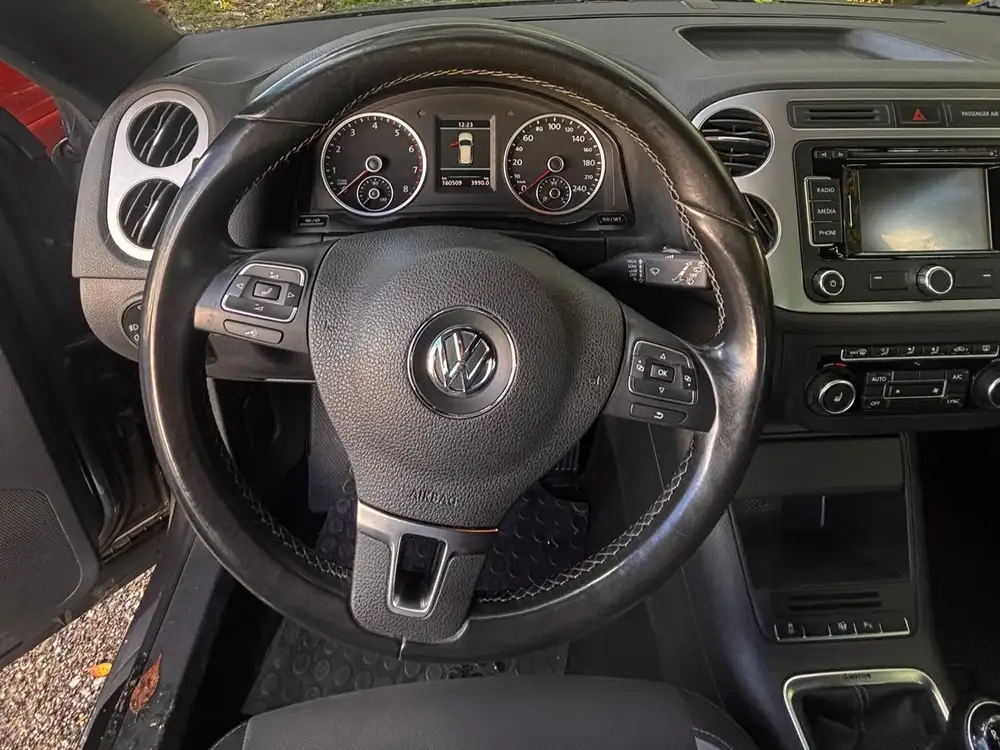 VOLKSWAGEN tiguan