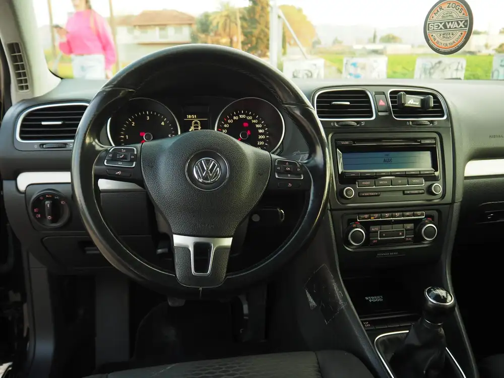 VOLKSWAGEN golf
