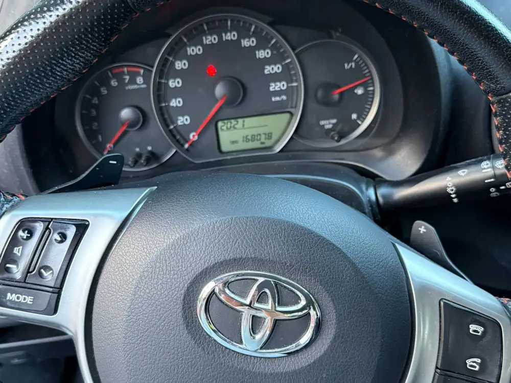 TOYOTA yaris