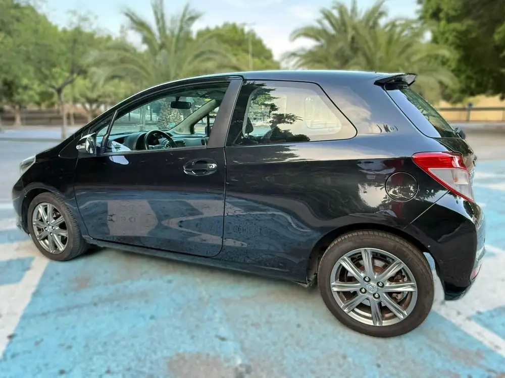 TOYOTA yaris