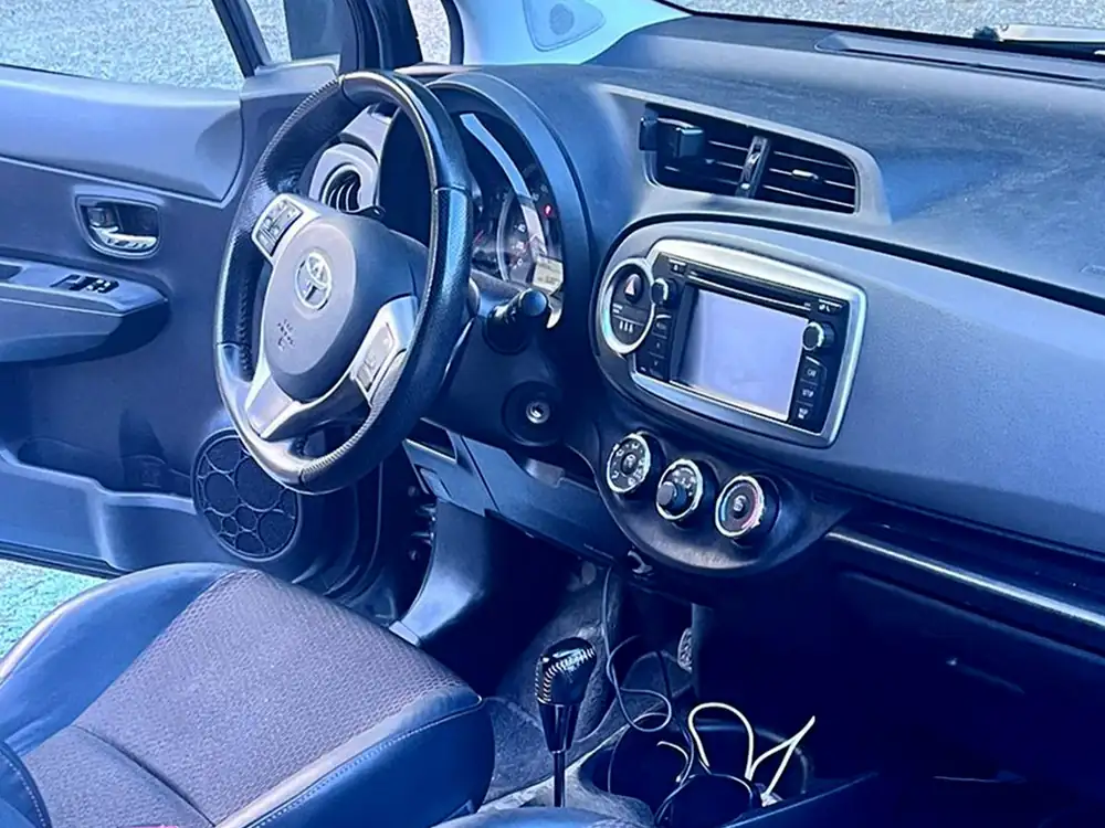 TOYOTA yaris