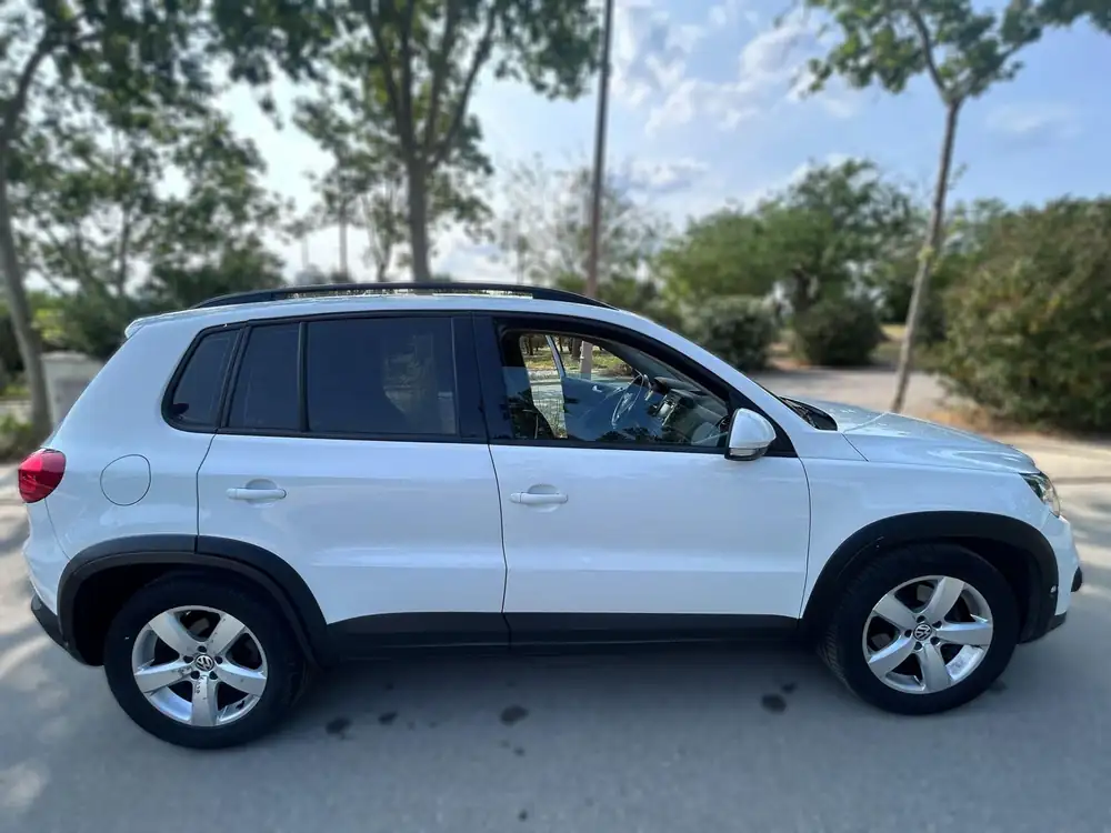VOLKSWAGEN tiguan