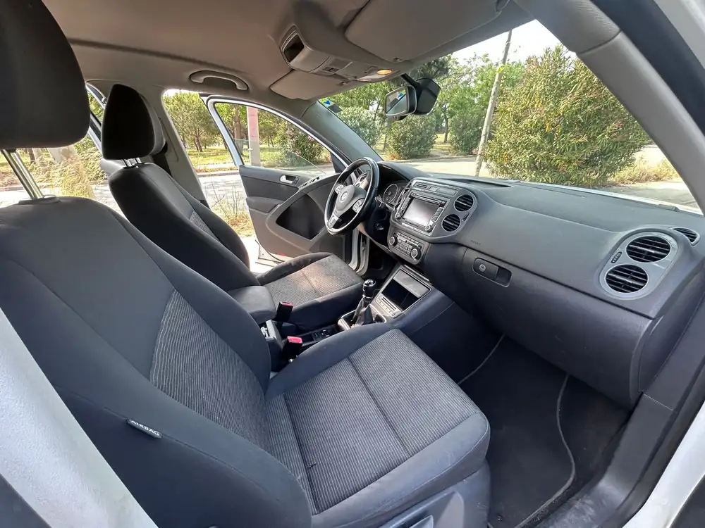 VOLKSWAGEN tiguan