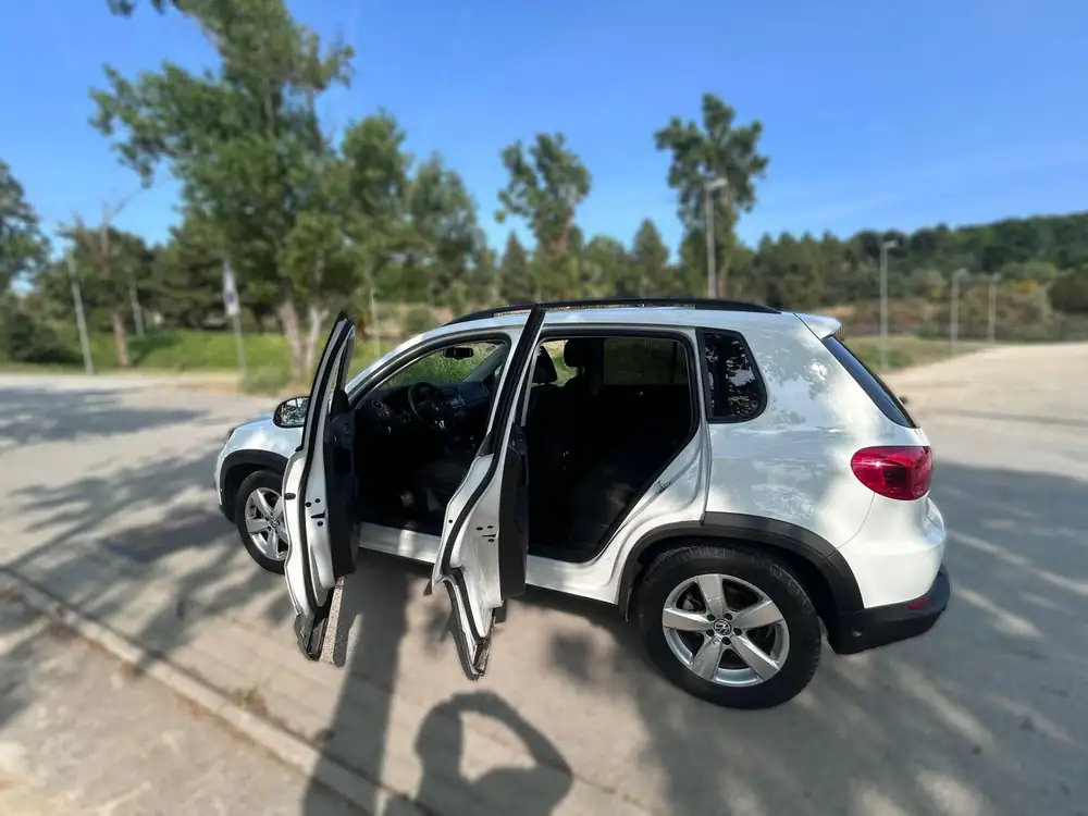 VOLKSWAGEN tiguan