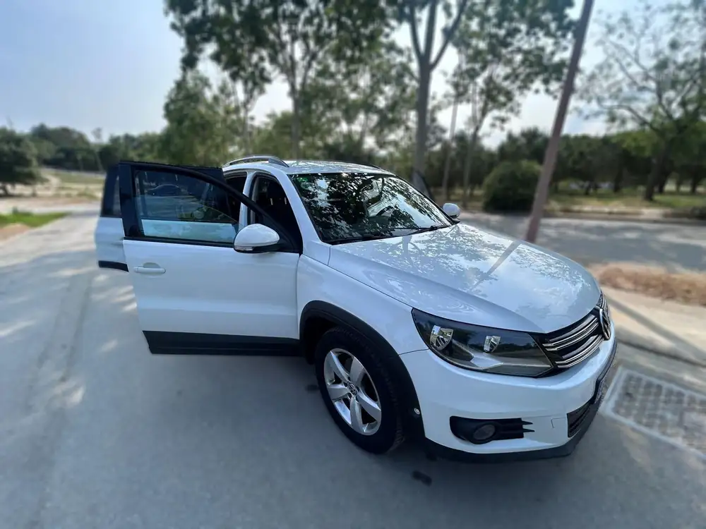 VOLKSWAGEN tiguan