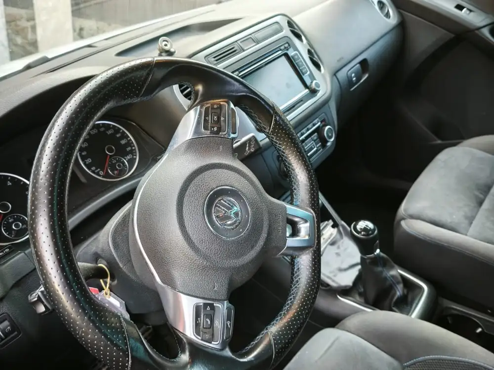 VOLKSWAGEN tiguan