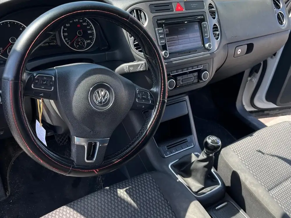 VOLKSWAGEN tiguan