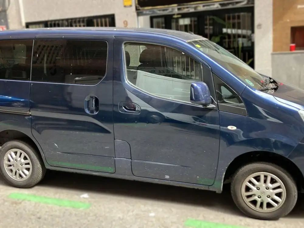 NISSAN nv200