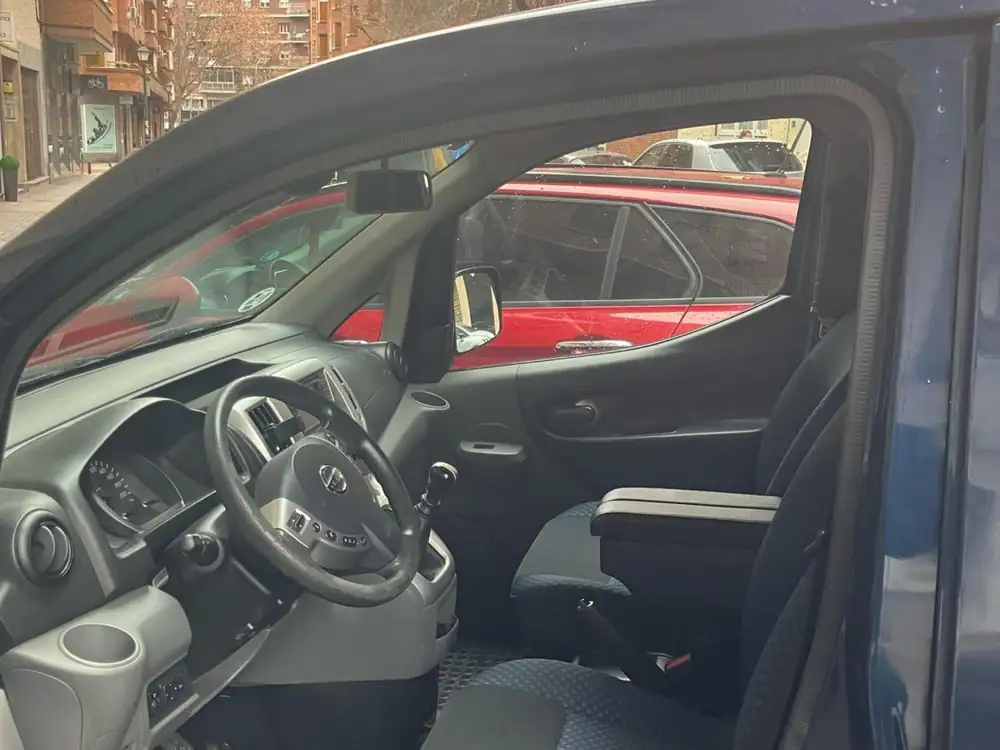 NISSAN nv200