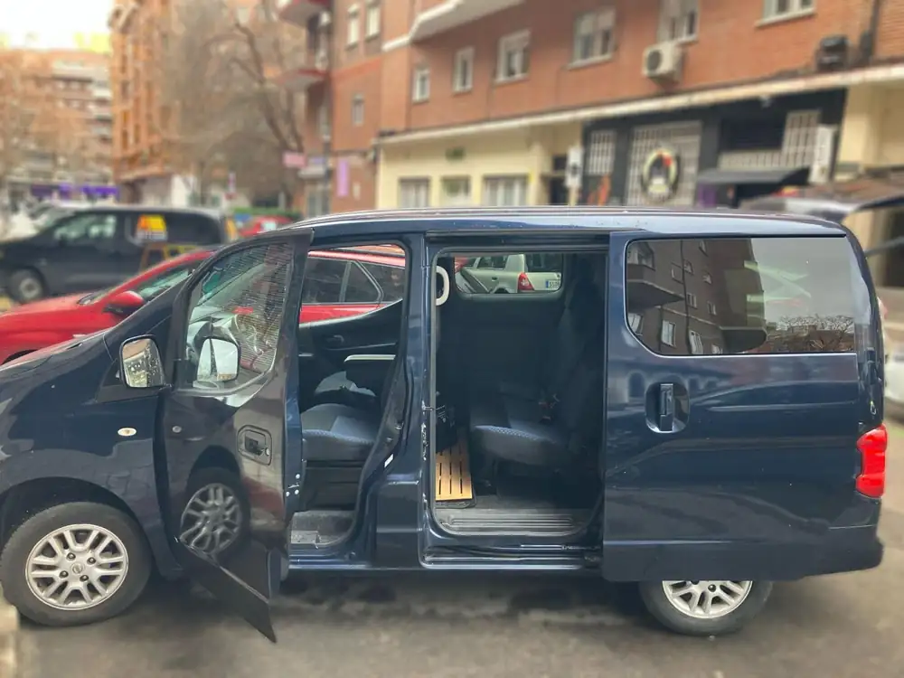 NISSAN nv200