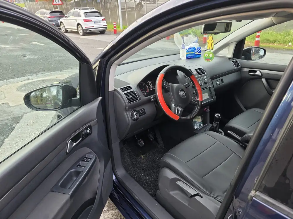 VOLKSWAGEN touran