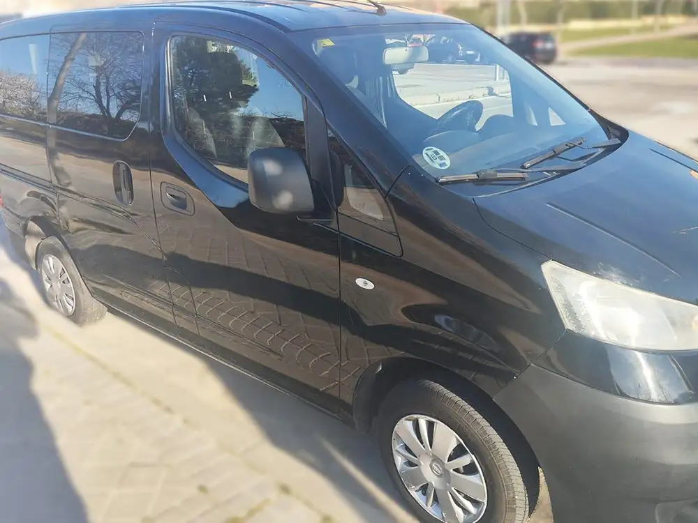 NISSAN nv200