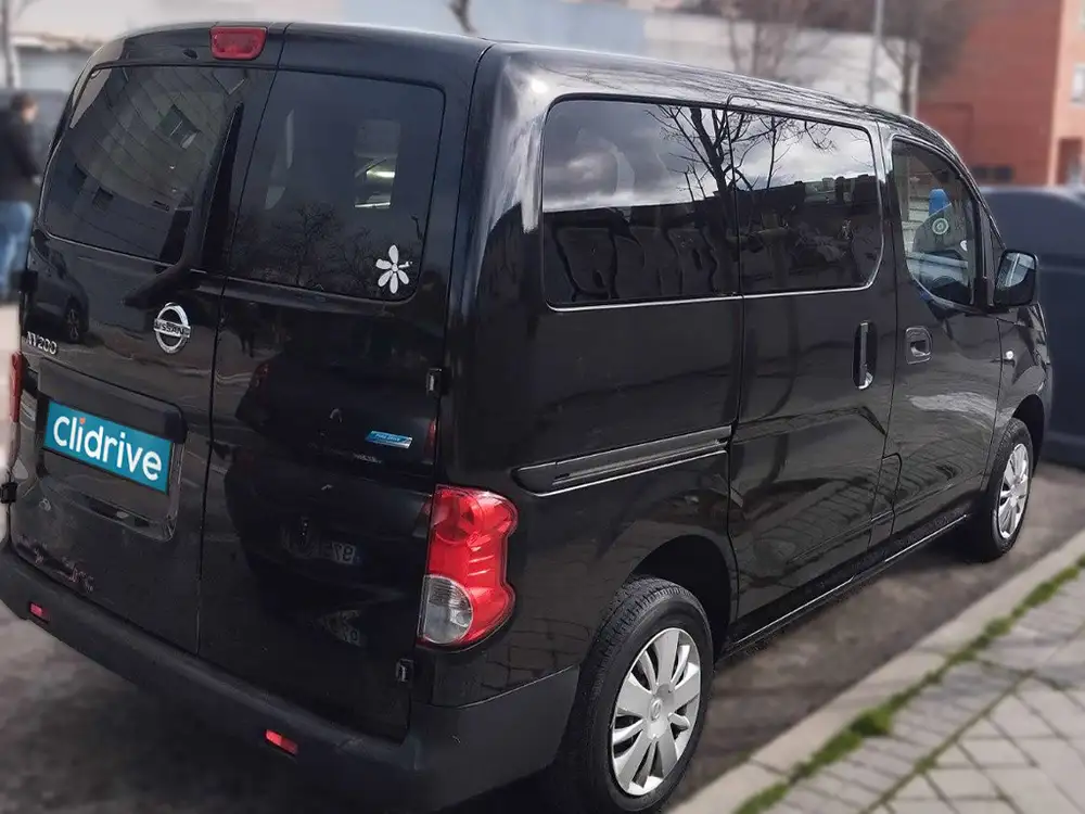 NISSAN nv200